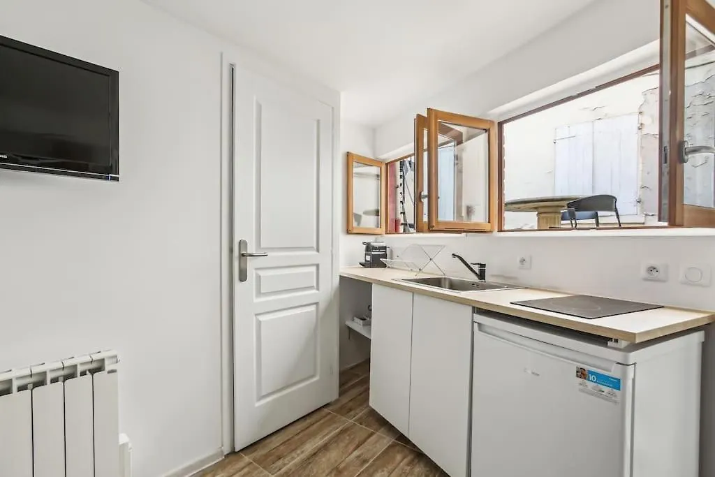 Apartman With Little Garden-terrace At Trocadero *