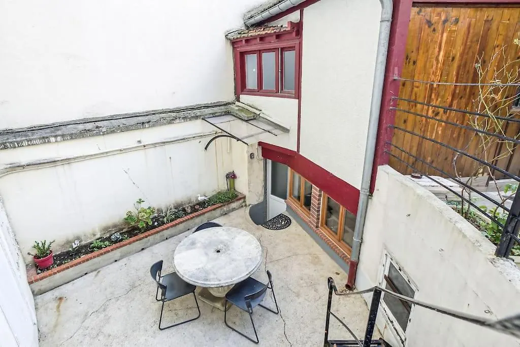Apartman With Little Garden-terrace At Trocadero